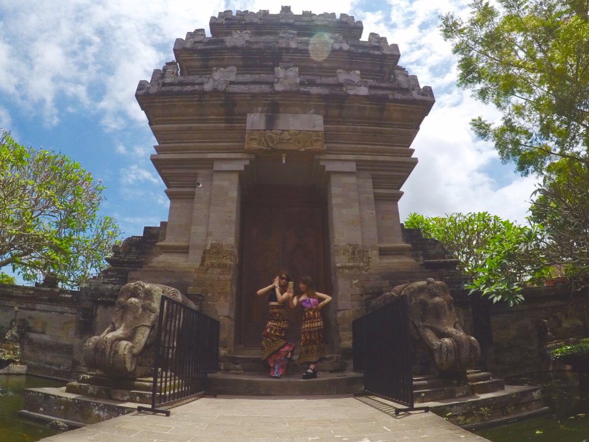 4hxpi's tweet photo. よちゃあとBali 🌴🌺
KL経由の旅やったけど初日からマレーシアでパスポートなくすし、結局バリ行けても帰りマレーシアで乗り換え飛行機のがして空港で泣きながら助け求めて。この旅は英語力もない私たちをたくさんの人たちが助けてくれた 😢💗確認大事 。。 https://t.co/loU6JhZFJR
