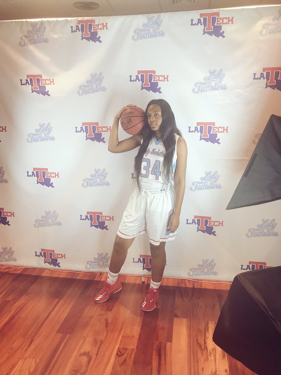 __Marshaeee's tweet photo. 👀🐶❤️💙 #LATechCommit https://t.co/k2AWGuwoKL