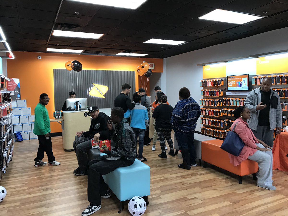 ataramingo's tweet photo. Pay no attention to the kiddie table.. 🤣🎮⚽️  #FIFA18 #FallFlip #SwitchHappens #VIPwireless @vtruongcao @jjonesvip @JayMiglionico @coalmine26 https://t.co/P0CBI1ZOBC