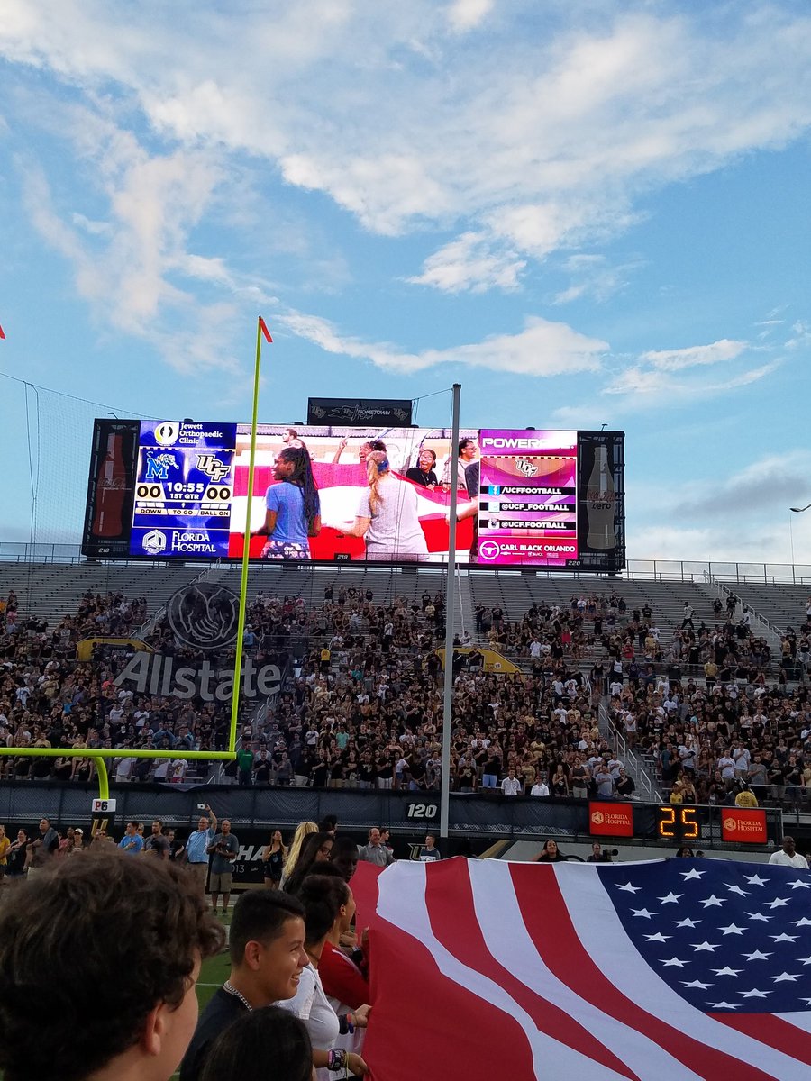 DRich3349's tweet image. Blue Darters on the jumbotron...@mrsramireza @ApopkaHS @WheresArnoldAPK @apkarthistory @MsLeNguyen #avid #apopkastrong