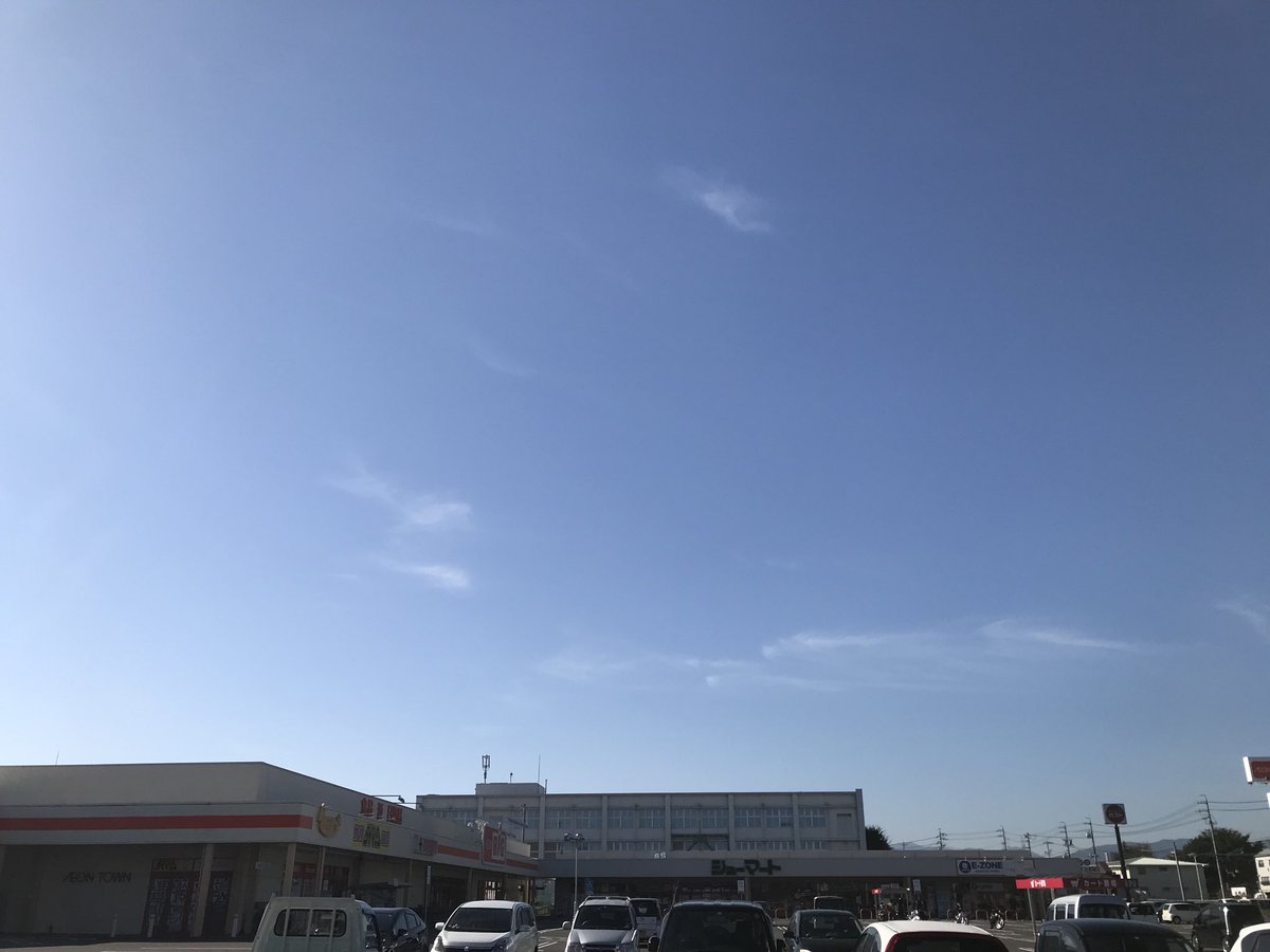 apreciomurai's tweet photo. 今日は記念すべき第一回松本マラソンですね！
祝うかの様な気持ち良い天気です。
店からは道がそれて応援出来ませんが、皆さま頑張ってください＼(^ω^)／ https://t.co/X7SRBTMfW0