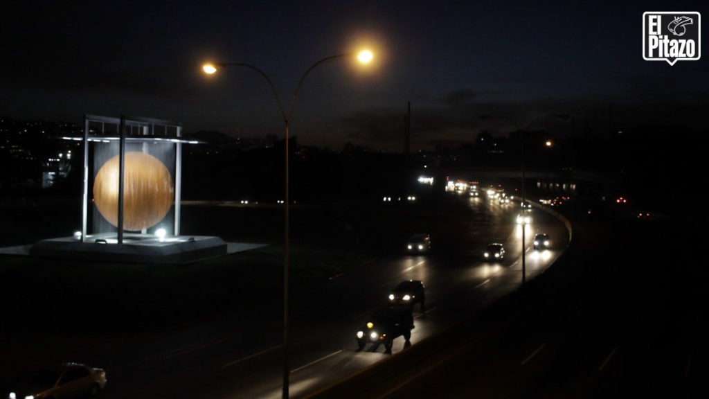 ElPitazoTV's tweet photo. #FOTOS | Caracas, una ciudad en ruinas: la iluminación se volvió un mito https://t.co/c4iRCyR8Hj https://t.co/WgE1EqIeSF