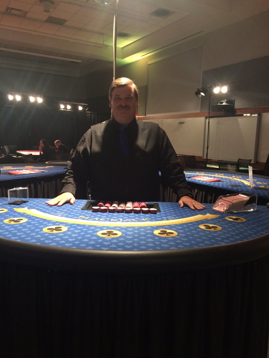 UNE_Housing's tweet photo. Casino Night is at 8pm in Leonard Hal! https://t.co/cIFAXtlXOW