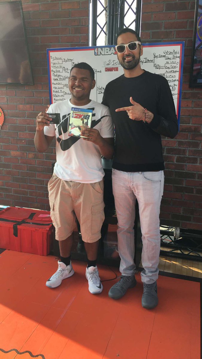 Ronnie2K's tweet photo. Wow. Los Angeles @dewnba3x #NBA2K18 Champion @NateIsland5xx had a 18 point comeback with this crazy buzzer beater... https://t.co/DmgxLbeRUK