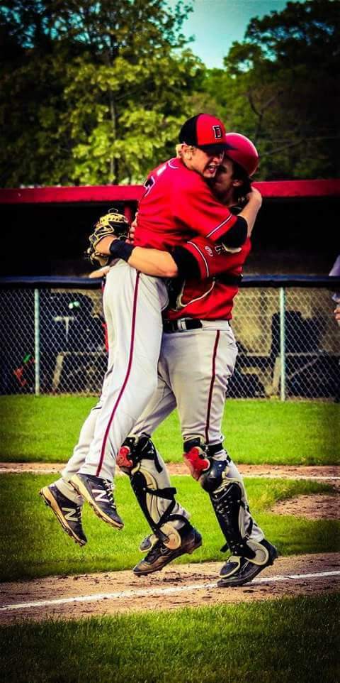 _Souza29_'s tweet photo. It's a bond that never can be broken, I love my school and I love my city more than I love some people #DurfeePride #FallRiverPride https://t.co/SQ2jYlqKtN