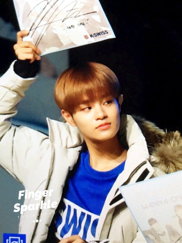 FingerSparkle's tweet photo. 171001 😗 #WANNAONE #워너원 #이대휘 요러케 드는건가효? ㅇㅅㅇ https://t.co/ehE1Xt83ow