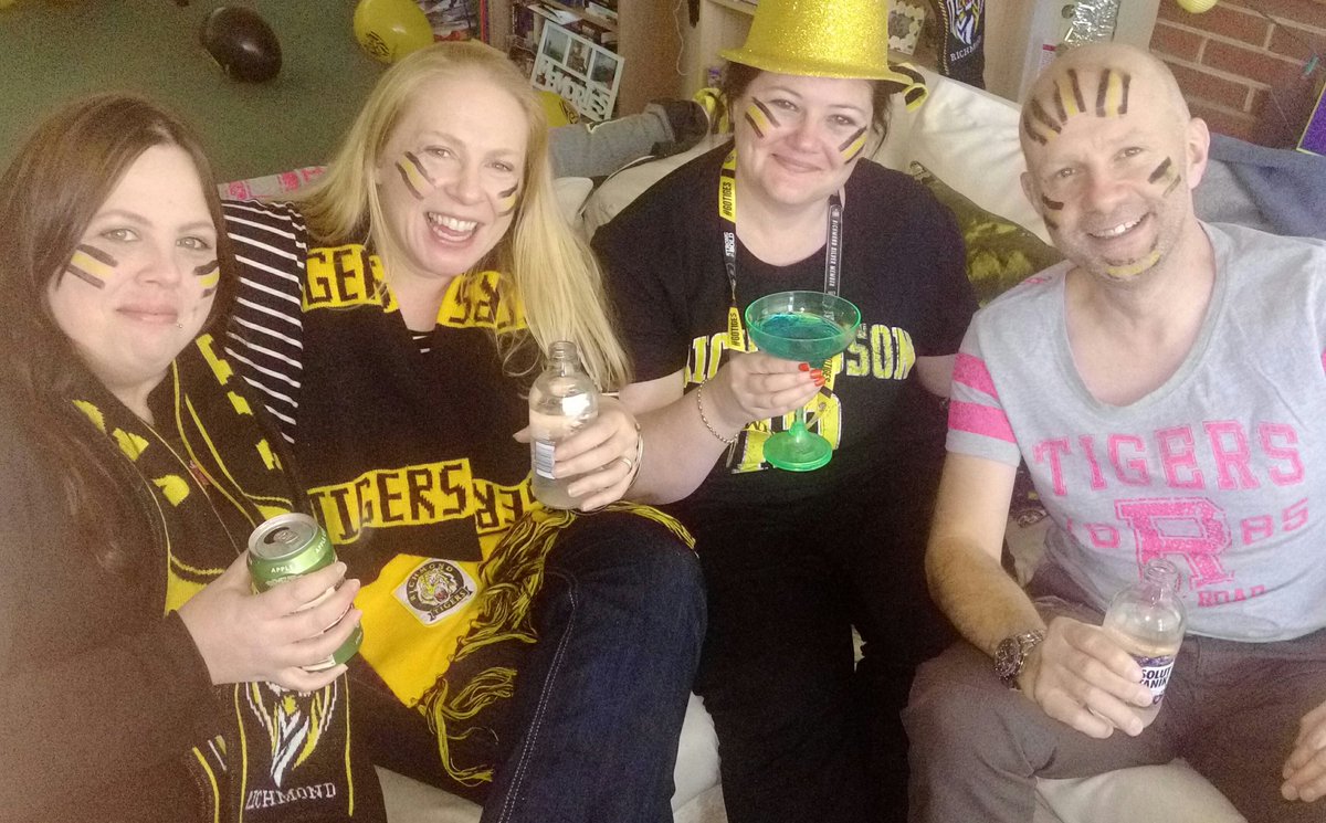 flossy_kaz's tweet photo. Such an amazing day watching my boys win yesterday #yellowandblack all the way #RichmondFC #premiers17 @Richmond_FC you bloody beauty 🐯 https://t.co/xYBCVmbsWU