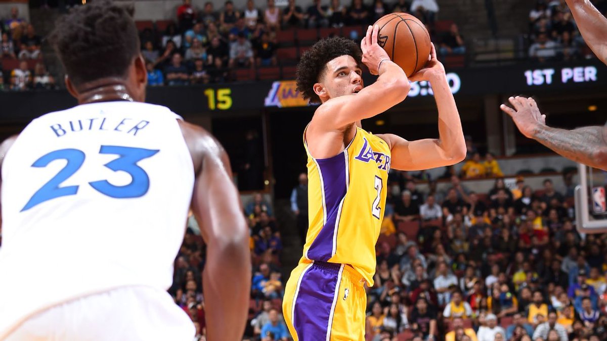 Lonzo batalla en los tiros, pero emociona en su debut dlvr.it/PrbdF6
