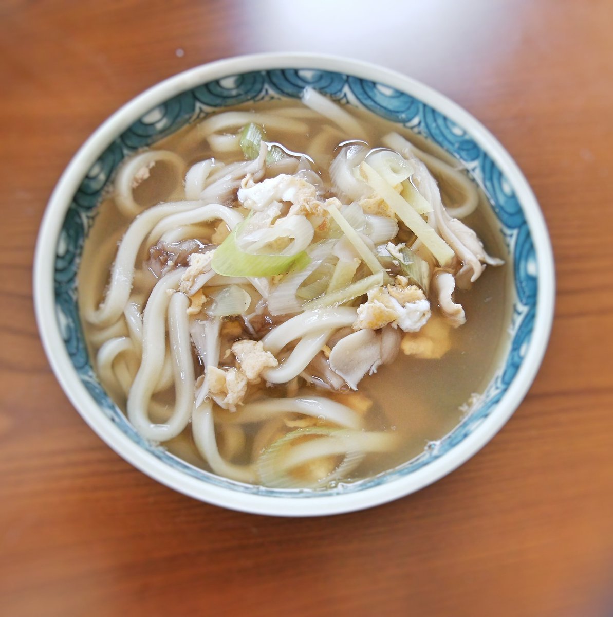 きのこうどんwithたまご
ここ最近世間を騒がせて(？)いるうどんを作ってみた次第であります