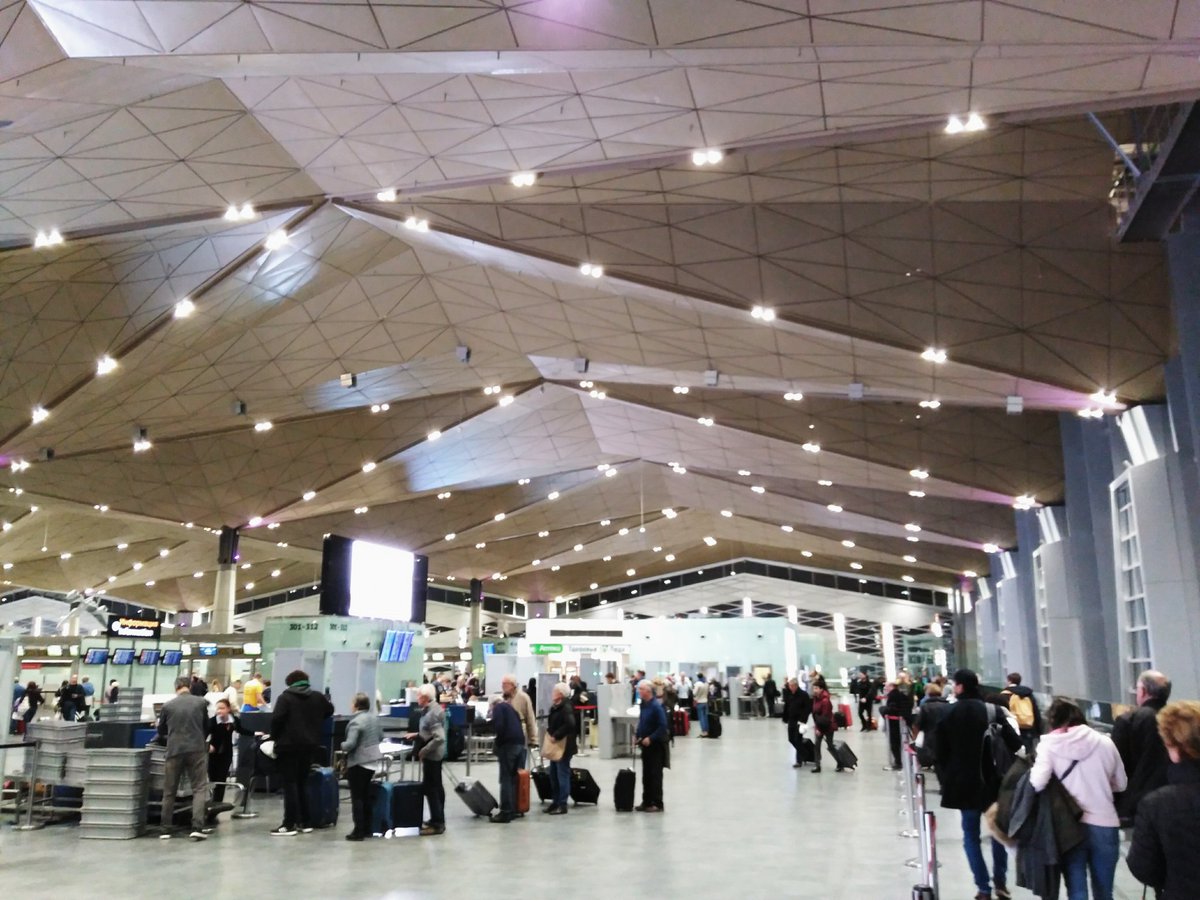 jonathanchanca's tweet photo. Ejercicio de papiroflexia de Nicholas Grimshaw con la cubierta del Aeropuerto de #SanPetersburgo 🇷🇺 https://t.co/8hLgGKA5lT