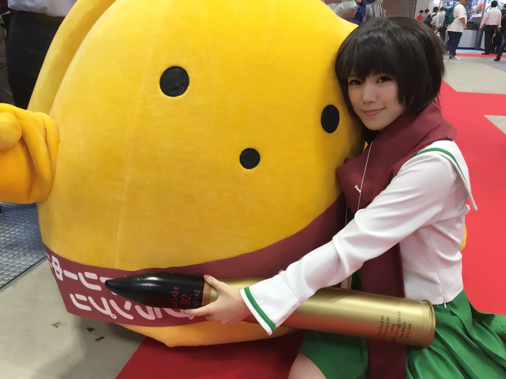 お知らせうーさー 着ぐるみうーさーさまがホビーショーの中をお散歩してきたよ٩ ˊᗜˋ و 昨日会ったウドラくんと今日も遭遇したり ガールズ パンツァーの戦車展示コーナーに入れてもらったり ピットロードさんのところのギャルと写真を撮ったりしたよ