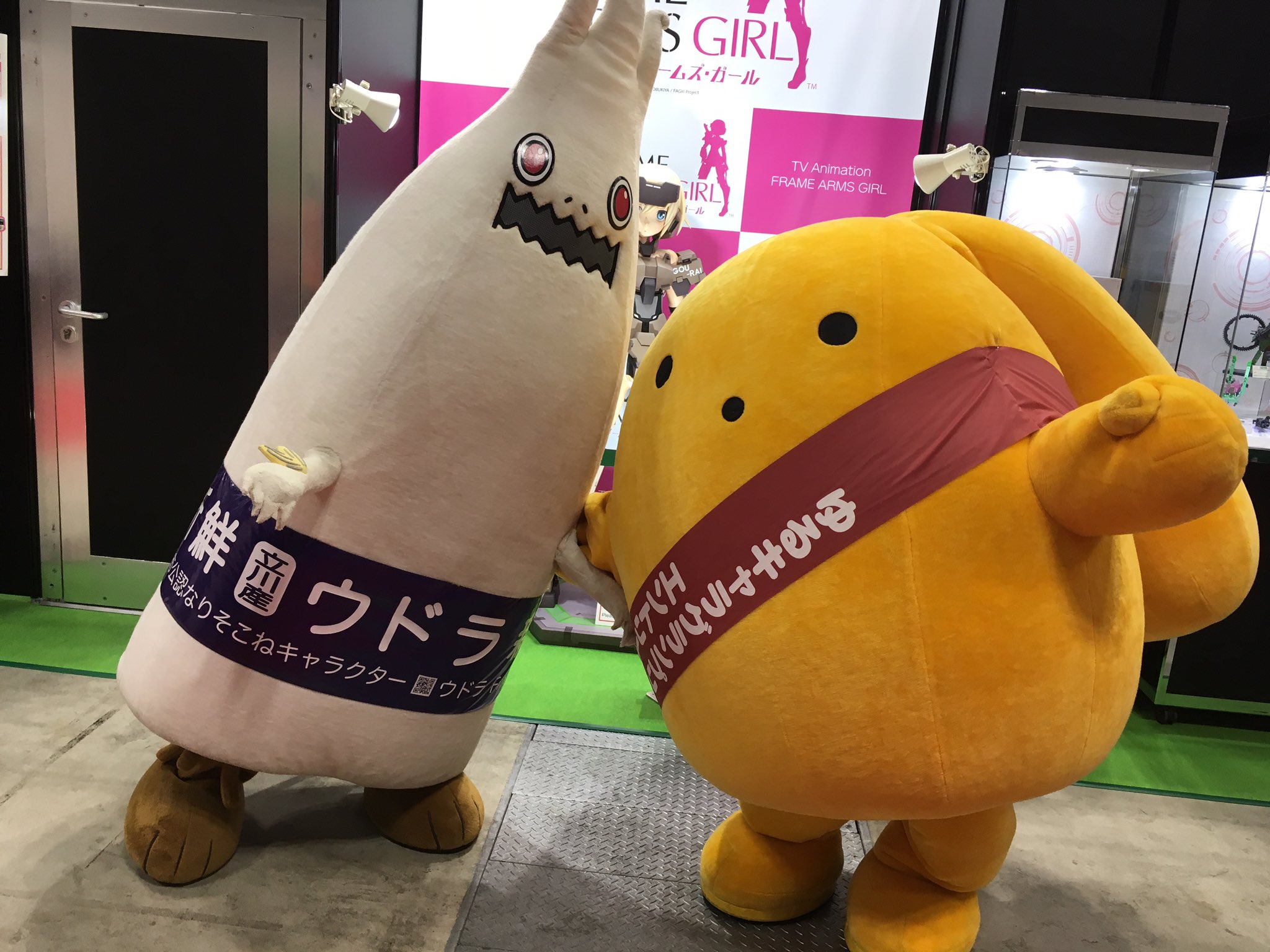 お知らせうーさー 着ぐるみうーさーさまがホビーショーの中をお散歩してきたよ٩ ˊᗜˋ و 昨日会ったウドラくんと今日も遭遇したり ガールズ パンツァーの戦車展示コーナーに入れてもらったり ピットロードさんのところのギャルと写真を撮ったりしたよ