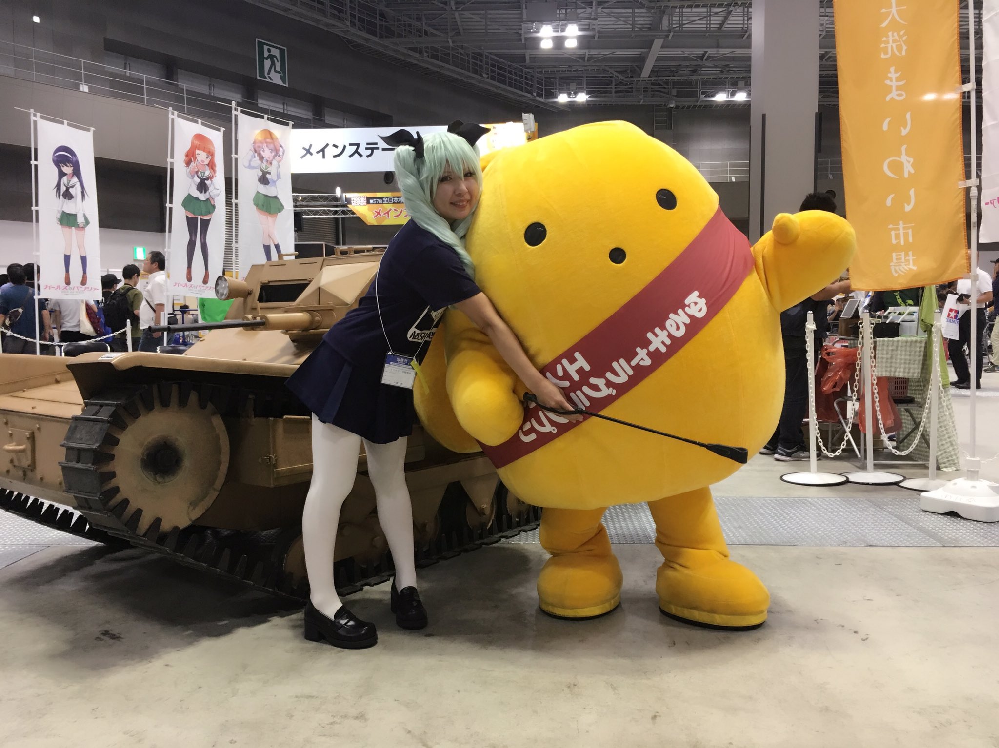 お知らせうーさー 着ぐるみうーさーさまがホビーショーの中をお散歩してきたよ٩ ˊᗜˋ و 昨日会ったウドラくんと今日も遭遇したり ガールズ パンツァーの戦車展示コーナーに入れてもらったり ピットロードさんのところのギャルと写真を撮ったりしたよ