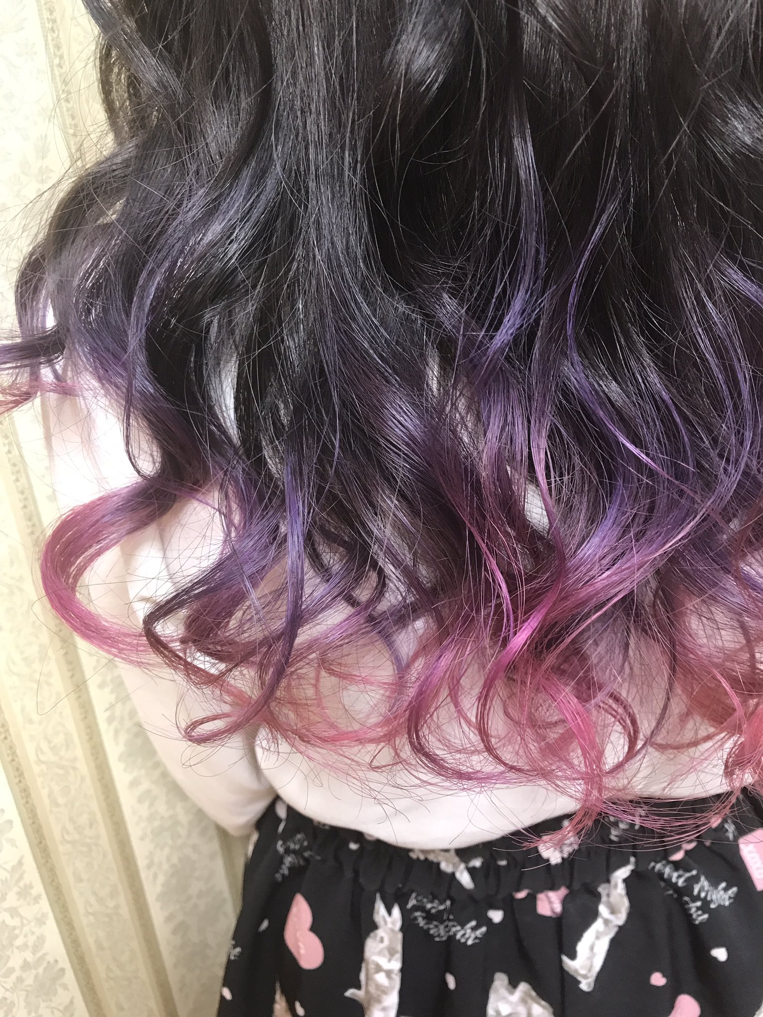 シャンテグラム V Tvittere ヘアスタイル紹介 地毛 ダークパープル ピンクグラデーションカラー 全体の髪 の長さ3分の1ぐらい毛先を中心にグラデーションカラーしました 1回ブリーチ シャンテグラム V Tvittere ヘアスタイル紹介 地毛 ダークパープル ピンクグラデーションカラー 全体の髪 の長さ3分の1ぐらい毛先を中心にグラデーションカラーしました 1回ブリーチ