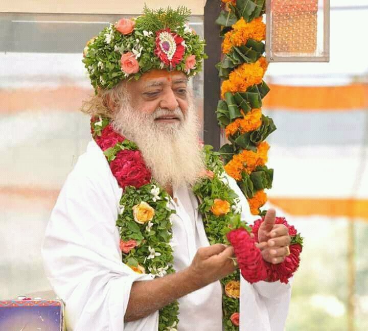 AshramSgr's tweet photo. @AsaramBapuJi ज्ञानी महापुरुष सर्वत्र प्रकाश फैलाते, शुभ विचार देते लेकिन ह्रदय मे जो द्वेष लेकर बैठे है वे दूसरो के दिल में भी नफरत पैदा करते है #Bapuji https://t.co/BnXYs8lp2l