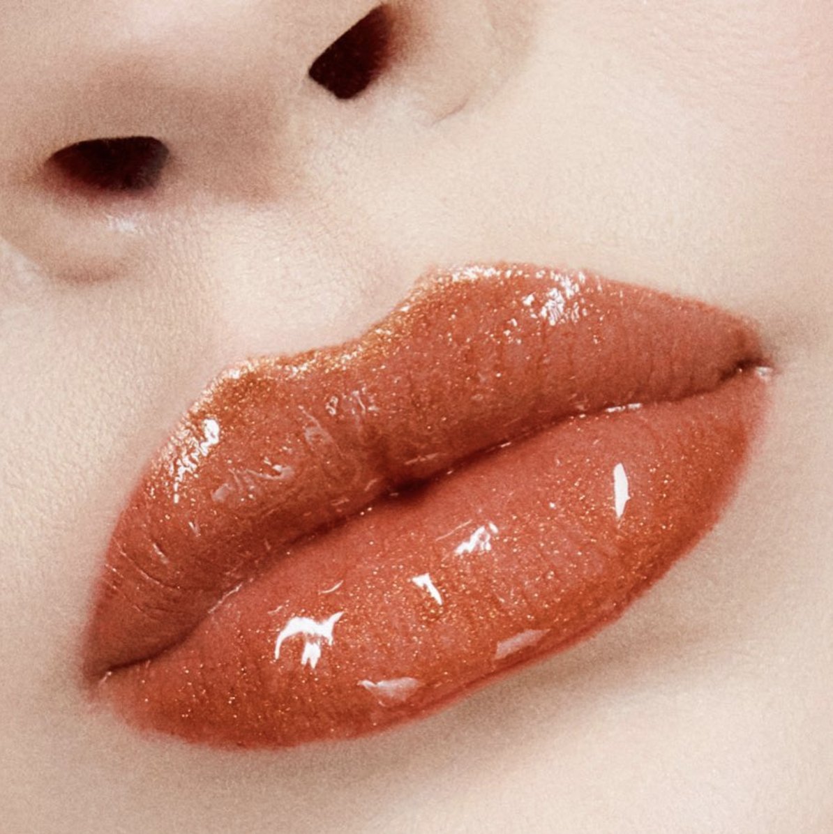 Maybelline's tweet photo. #PumpkinSpice lips on @lovelobeauty!  Get the look with #MatteMetallcs in Copper Spark and #ShineShot Lip Topcoat. https://t.co/9NcqnD2P2J https://t.co/t5qlmWi0iW