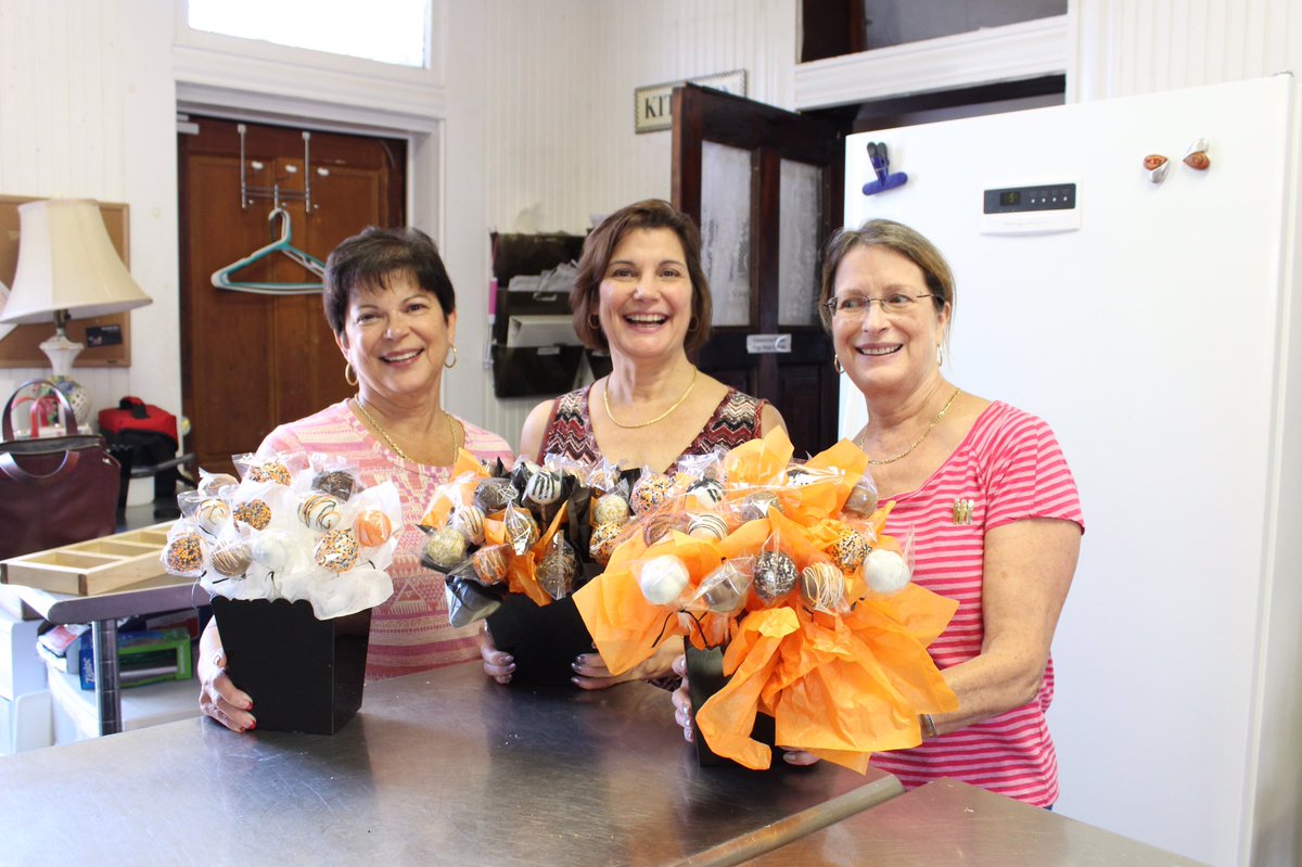 BakingBrittney's tweet photo. The first ever cake pop arrangement class was a success!! What a fun afternoon these ladies had. Definitely a fun group activity. #cakepops https://t.co/h6QdbqnrKs