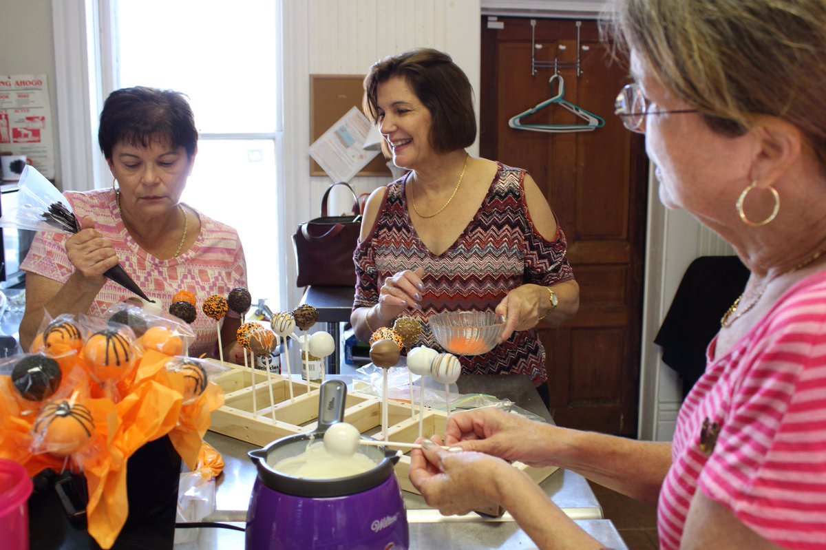 BakingBrittney's tweet photo. The first ever cake pop arrangement class was a success!! What a fun afternoon these ladies had. Definitely a fun group activity. #cakepops https://t.co/h6QdbqnrKs