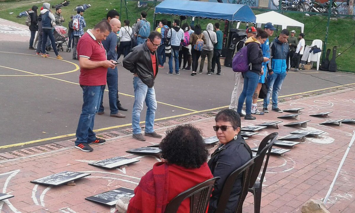NCprensa's tweet image. Así homenajean las víctimas de la masacre policial hace 32 años en el Sur de Bogotá.