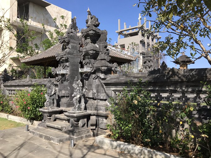 Bali is so good to me! I'm trying all the crazy food: jellyfish, sharkfin soup, durian, squid, and mantis<a href="/tag/grammys2016"class="tags"><span>#grammys2016</span></a>