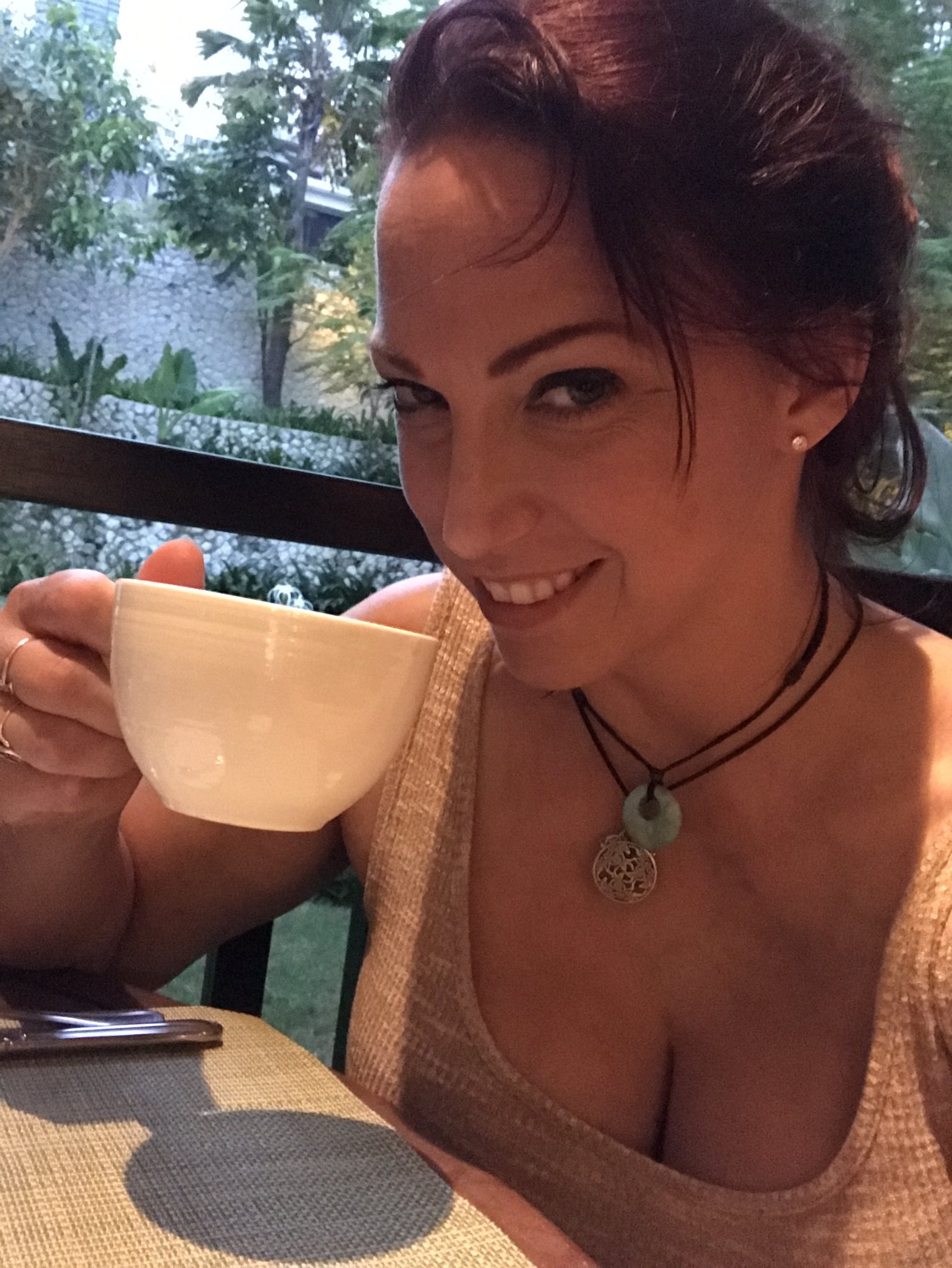 4 pic. Bali is so good to me! I'm trying all the crazy food: jellyfish, sharkfin soup, durian, squid, and mantis 🍤 shrimp! Oh and kopi luwak.. 👀☕️🐆 https://t.co/cQA0pK3Ik4