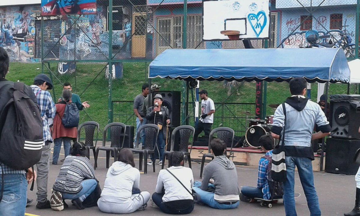 NCprensa's tweet image. Así homenajean las víctimas de la masacre policial hace 32 años en el Sur de Bogotá.