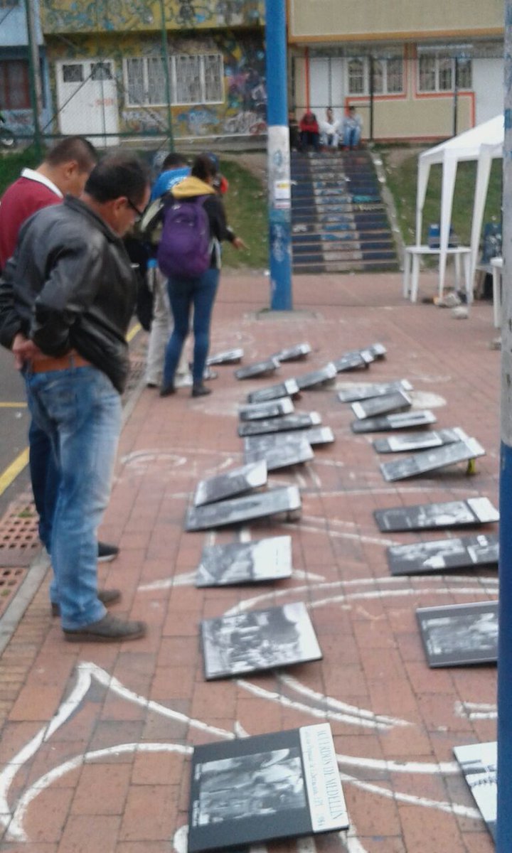 NCprensa's tweet image. Así homenajean las víctimas de la masacre policial hace 32 años en el Sur de Bogotá.