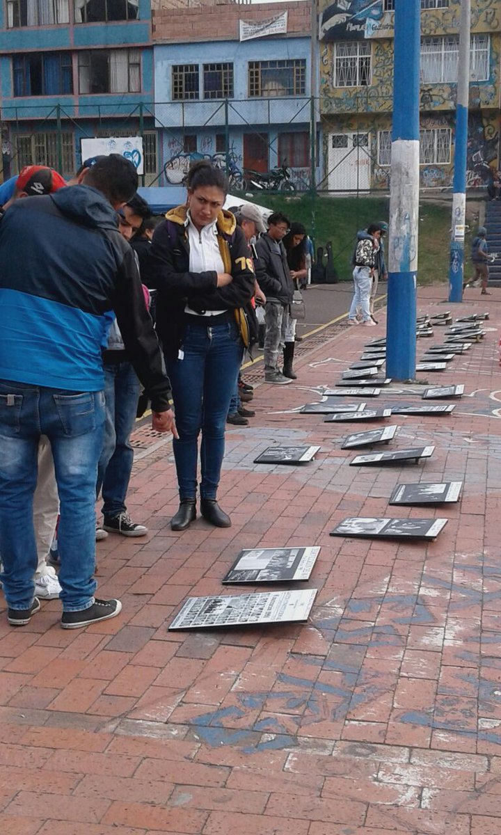 NCprensa's tweet image. Así homenajean las víctimas de la masacre policial hace 32 años en el Sur de Bogotá.