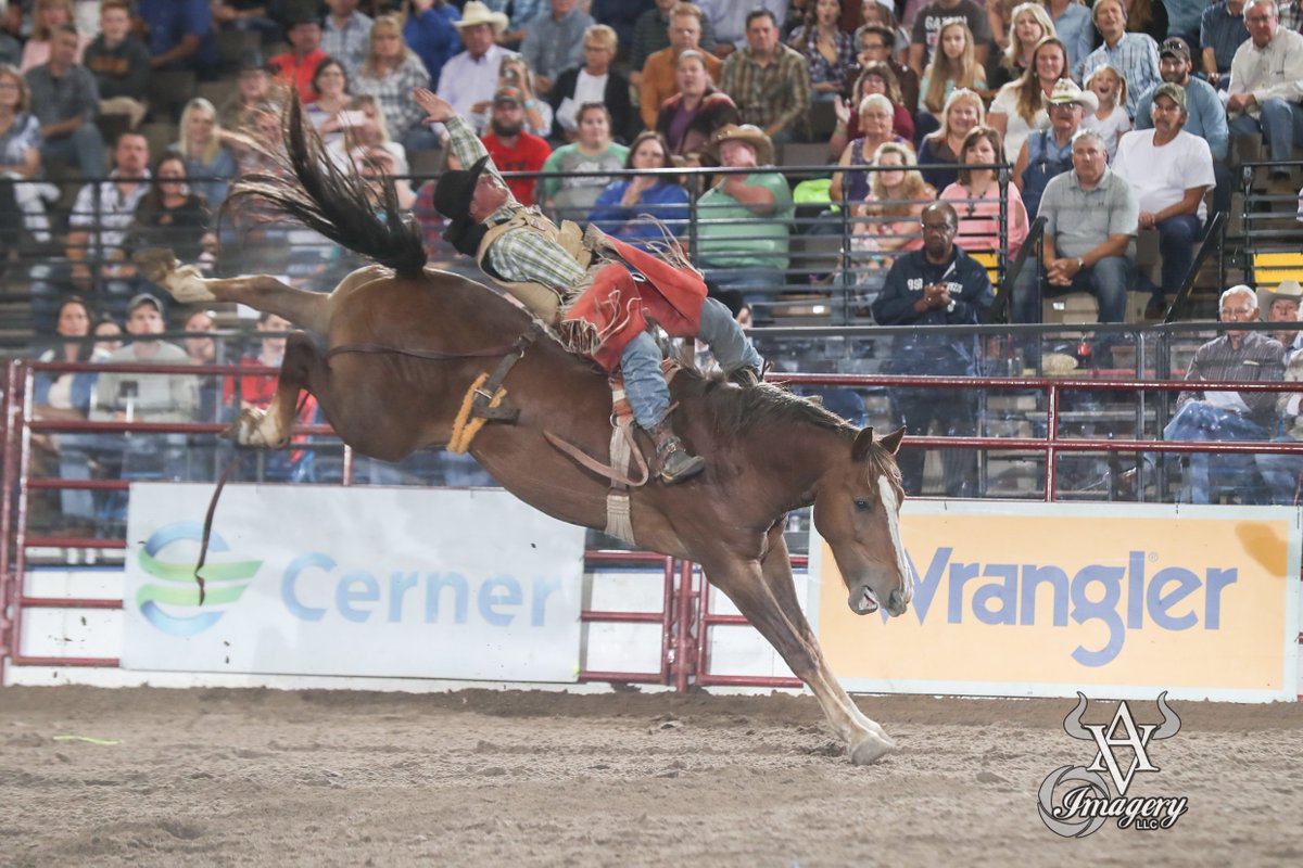 AmericanRoyal's tweet photo. We're kickin' up our heels in KC tonight! Plenty of rodeo action for a sold out crowd in Hale Arena. #ARRodeo #AR2017 https://t.co/kbtDDPo7BU