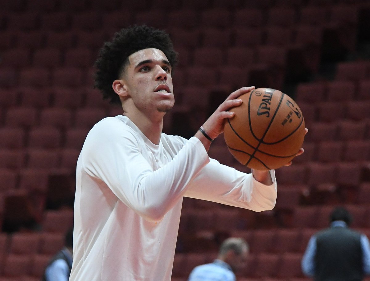 BleacherReport's tweet photo. Lonzo Ball is on Lonzo Ball’s pre-game playlist 🎶(per @shahanLA) https://t.co/EjYYf0ORKl https://t.co/HTHktqjhCl