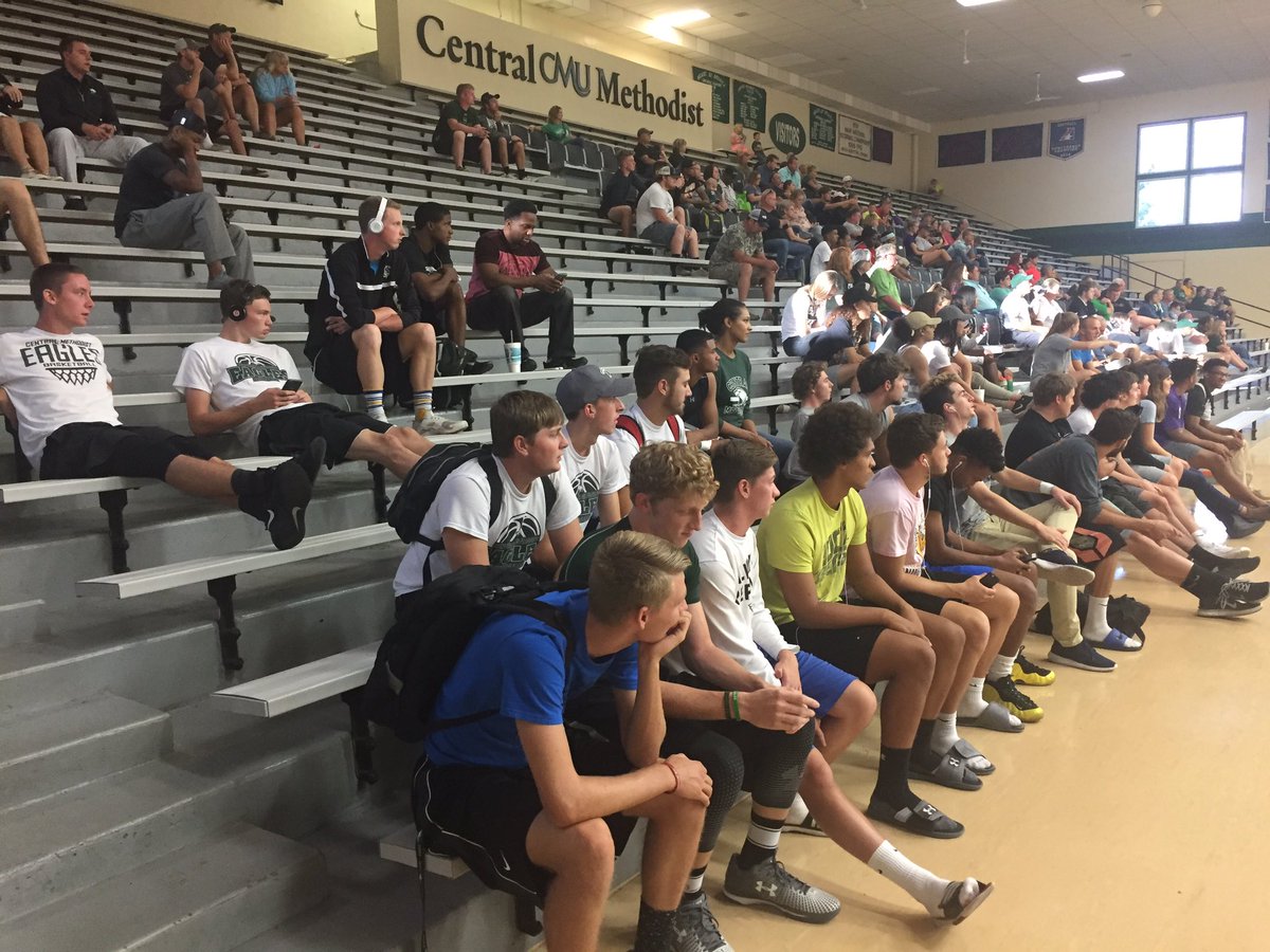 cmueaglesMBB's tweet photo. Family weekend @cmuniv @CMUHOOPS over 100+ family members visited and watched reserve team scrimmage today. https://t.co/tsrptcy8eJ