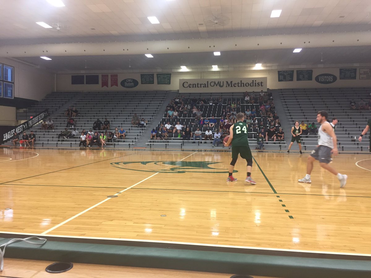 cmueaglesMBB's tweet photo. Family weekend @cmuniv @CMUHOOPS over 100+ family members visited and watched reserve team scrimmage today. https://t.co/tsrptcy8eJ