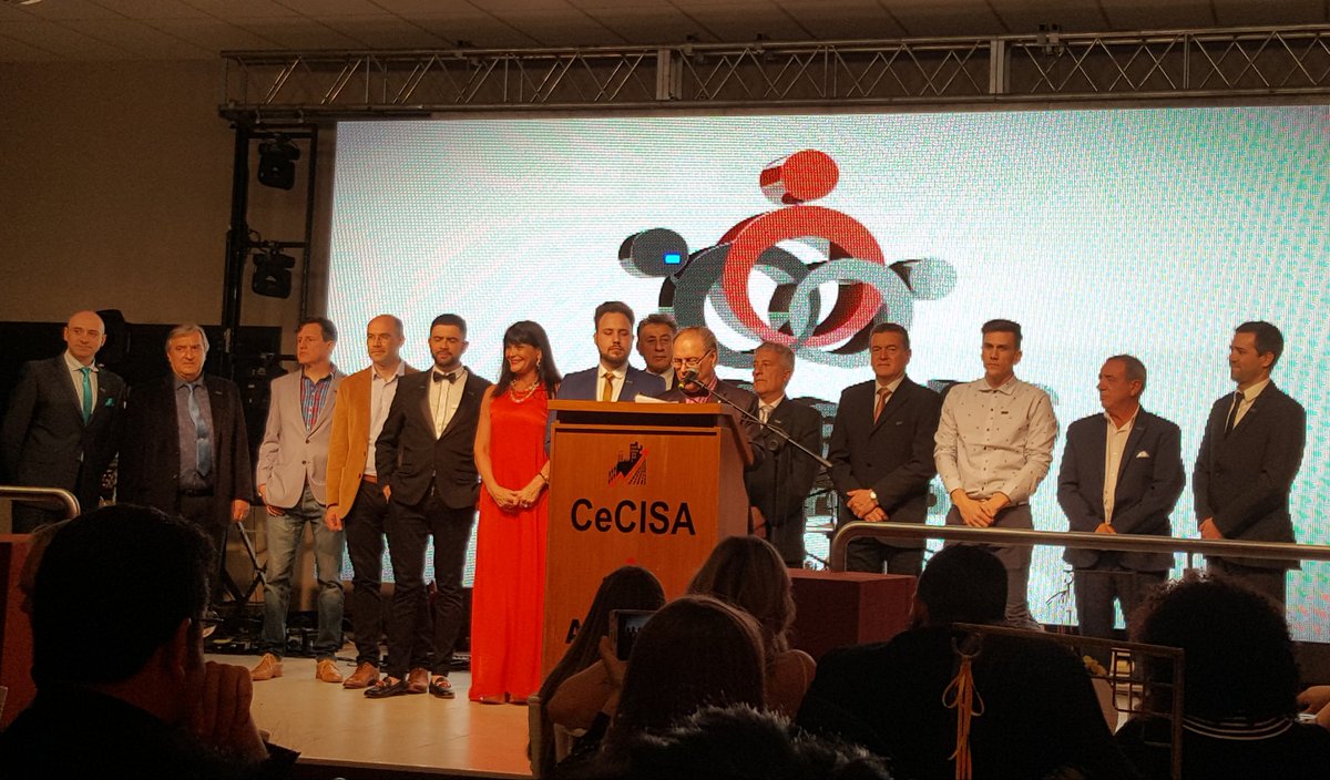 LichiScarlatto's tweet photo. #RioTercero estamos compartiendo la cena anual del #CeCISA https://t.co/wd45yIG5KF