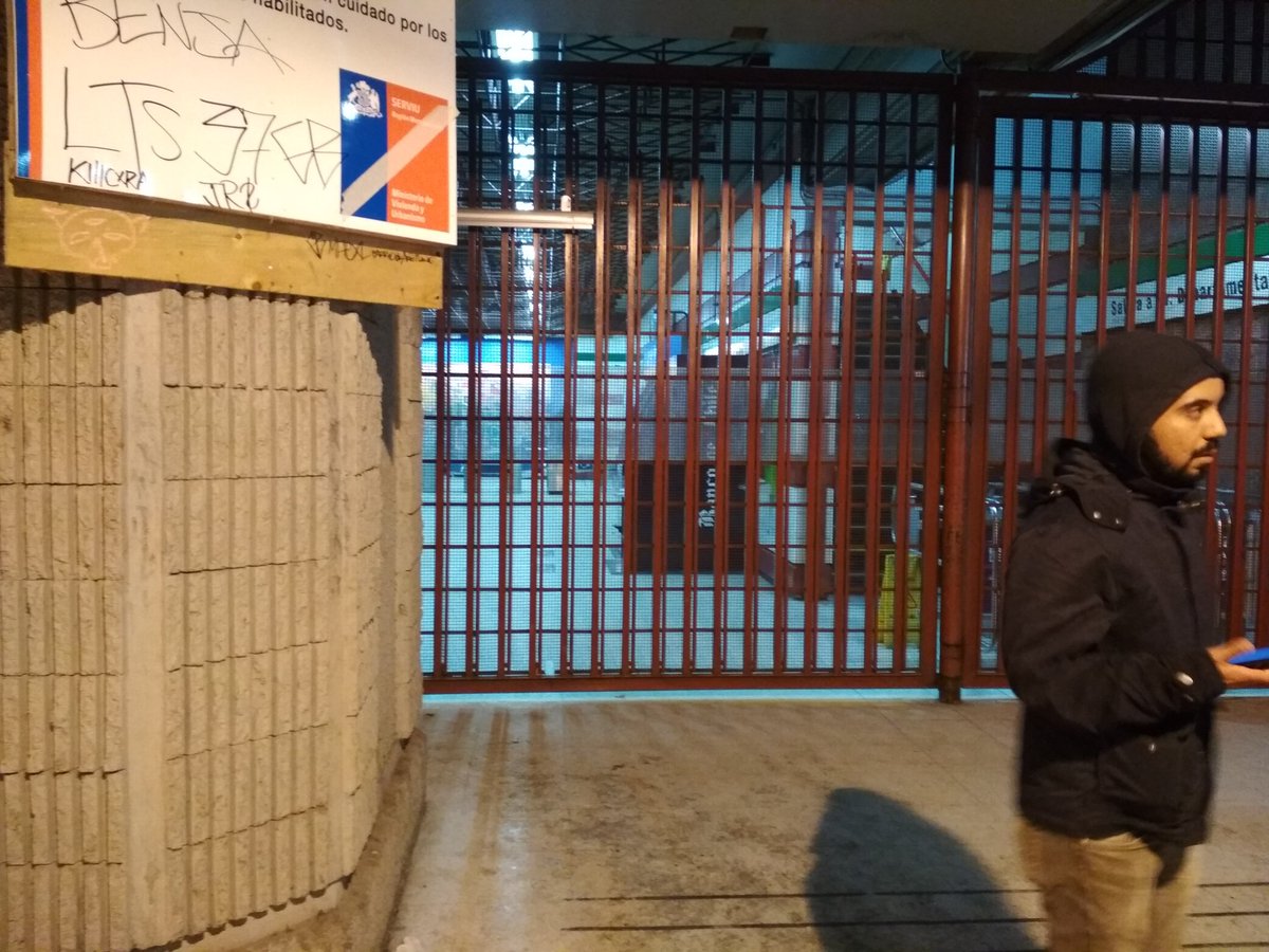 Francisca87's tweet photo. @metrodesantiago estación Pedrero cerrada desde las 23:20 cuando el horario de cierre es a las 23:44!!! https://t.co/cRfgVIx6vy