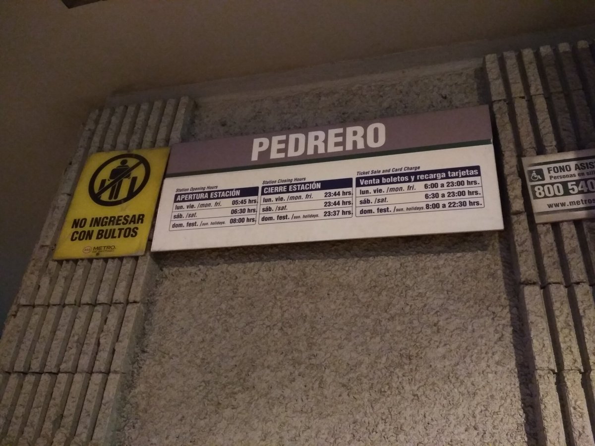 Francisca87's tweet photo. @metrodesantiago estación Pedrero cerrada desde las 23:20 cuando el horario de cierre es a las 23:44!!! https://t.co/cRfgVIx6vy