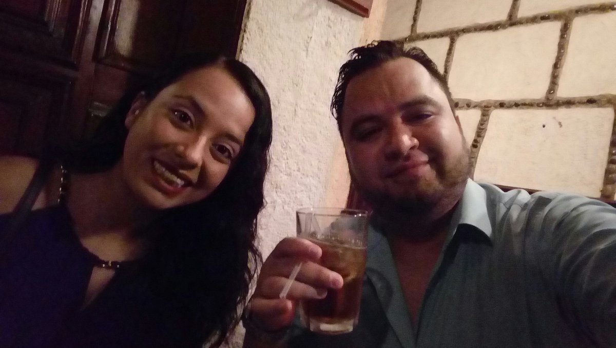 jacinto_mikaelo's tweet photo. Festejando a la cumpleañera! Listos para ver a @DijoNicho en el #Escoses #NochesDeRisas https://t.co/hJNEs2VM57
