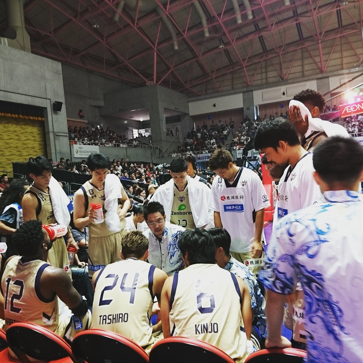 早川周作 プロスポーツ経営論 昨日 初めて琉球キングスのホームの試合をベンチ裏で観戦 今シーズン初勝利 今年も期待してmax Ryukyukings 熱く 激しく Bリーグ シーズン開幕 0930 琉球ゴールデンキングス ベンチ裏 Okibel 沖縄 T Co