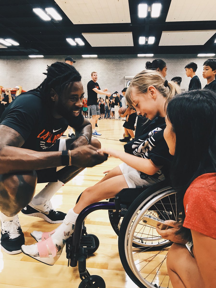 JulieDinius's tweet photo. Blake Griffin meets Kara.  Huge fans! https://t.co/Jm8fTNeUln