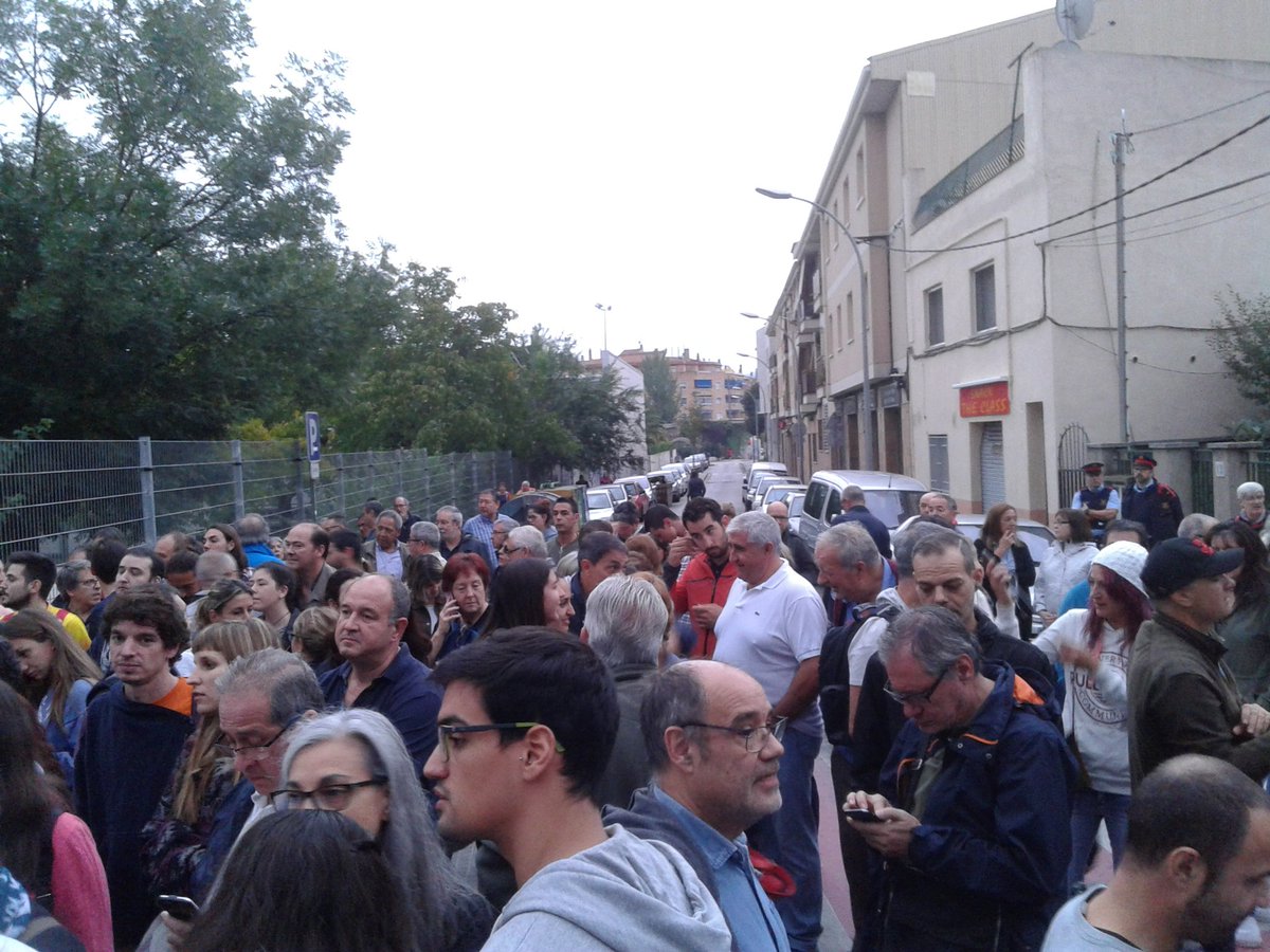 IESPlantada1oct's tweet photo. Centenars ens han rebut ara mateix davant de l'institut. L'aire vibra d'espectació, emoció i la consciència creixent que sí, que podrem! https://t.co/pATqRMsAGV