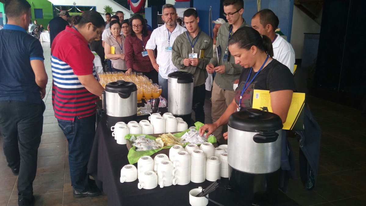 SimposioAyER's tweet photo. Charlas, foros, alimentación, stands e intercambiar opiniones, son algunas de las actividades realizadas ayer durante el #SimposioAyER #Agua https://t.co/dfsH5NFfBA