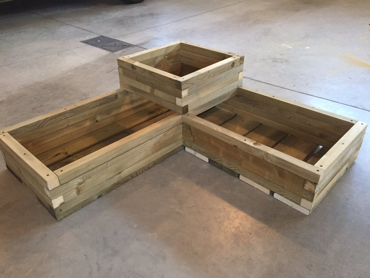usher_jonathan's tweet photo. Woodwork project # 2 - corner planter. #ReadyforSpringalready #todaysproject https://t.co/acrEht5CD2