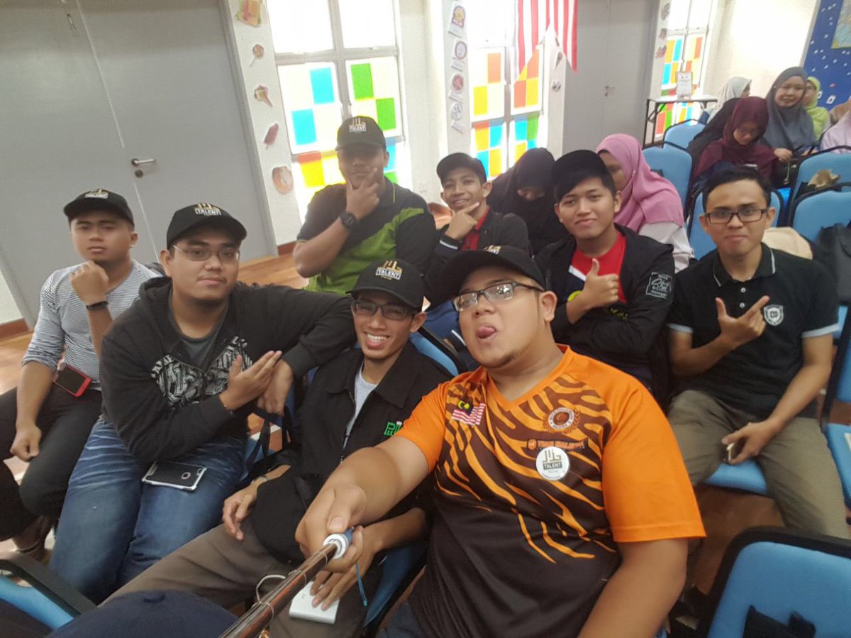 syahmi26's tweet photo. The HAFOS 16 gang.
#gengtopi
#hafos17 https://t.co/sRRB19aeEV
