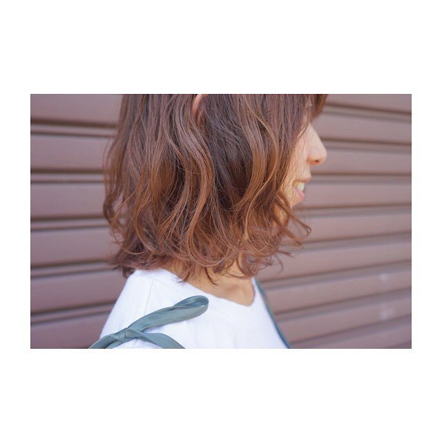 本厚木 美容師 篠原ジョー くせ毛を活かした重軽なボブ 重たく見えがちなスタイルをカットとカラーで柔らかな印象に 本厚木 本厚木美容室 Hairroomchari 髪型 ヘアスタイル 大人女子 大人可愛い ボブ ショートヘアー くせ毛