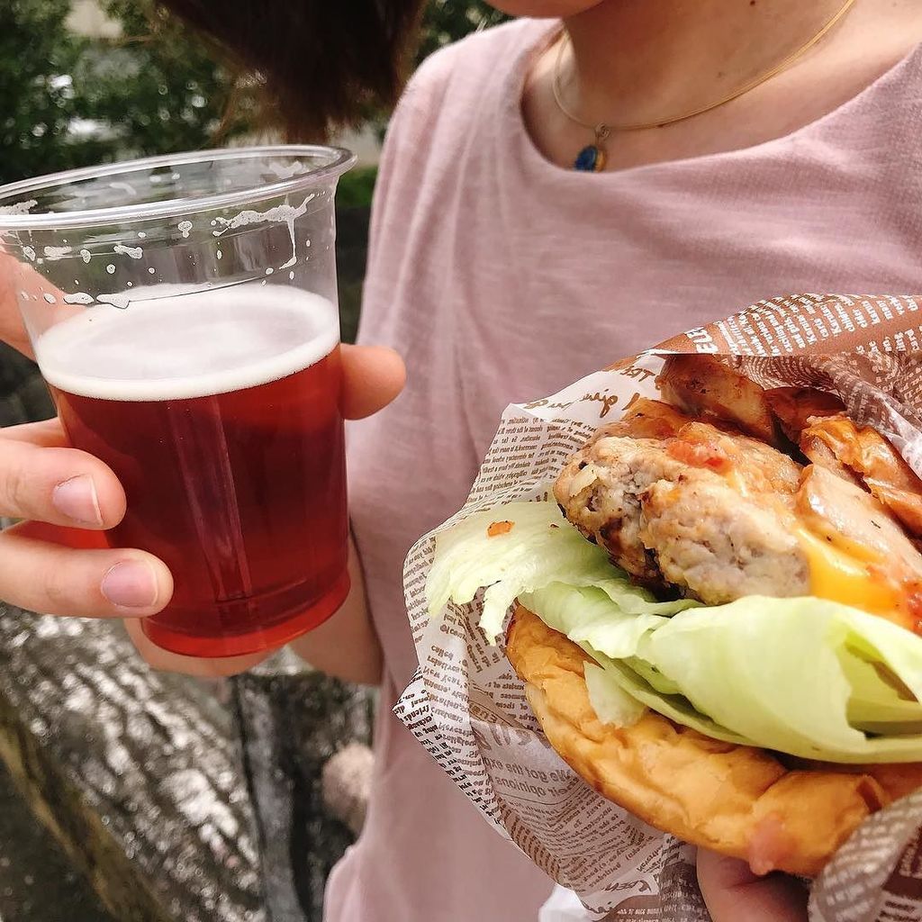 uk_pin's tweet photo. 久々の休みは 甲佐の蚤の市へ。
久々の ジェイソンビールと 天草バーガーを。
昼から飲むビールほどうまいもんはないわな👍 (奥さんは飲んでおりまへん。) #voyager #kousa https://t.co/PAvib2JRVl https://t.co/iiSvPiOAJj