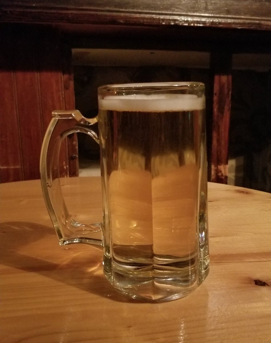 BSzeusBS's tweet photo. Welp, I found the 75¢ @PabstBlueRibbon. You're gonna have to carry me out of the #OperaRoom. https://t.co/Nq5WUf8kSk