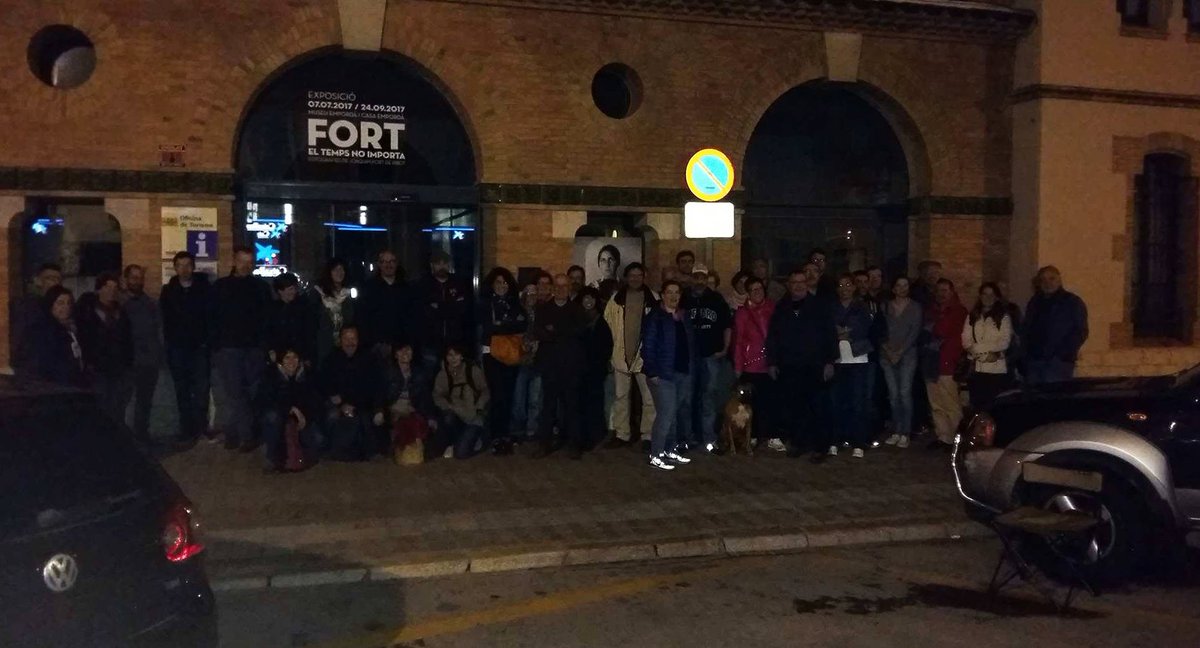 LaFissura's tweet photo. DIRECTE. Desenes de persones davant tots els col·legis electorals de #figueres. Segueix-nos a: https://t.co/OrOdkMnooz https://t.co/35CdMEGIvX