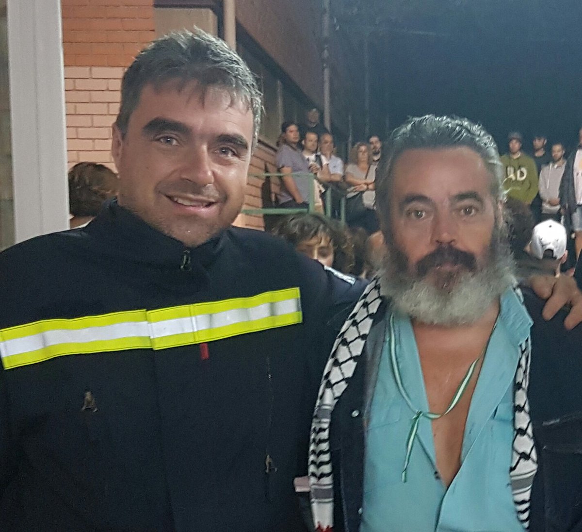 Saludos de un andaluz y un vasco defendiendo la libertad en Cataluña
a pie de urna. 

La solidaridad es la ternura de los pueblos