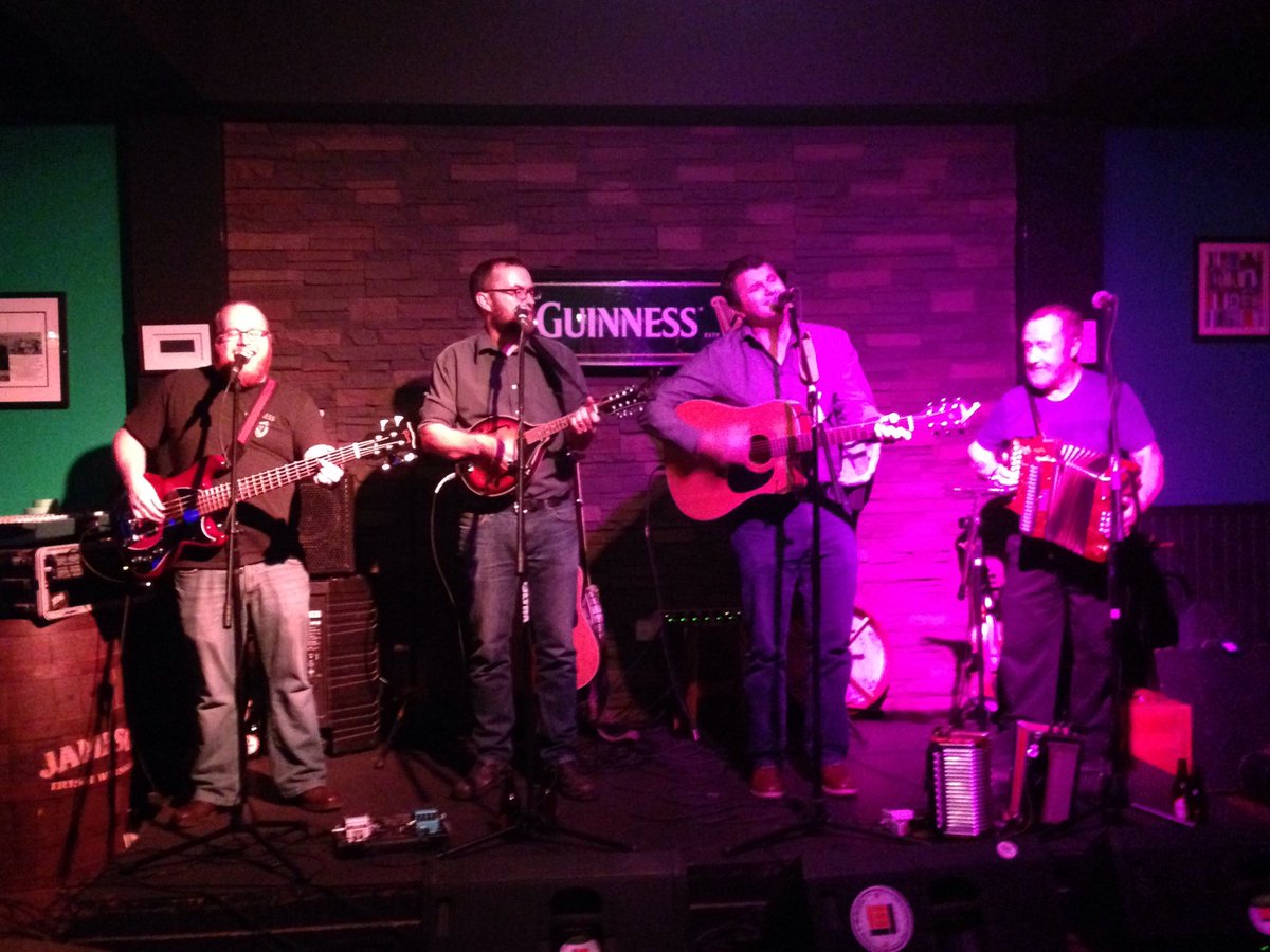 Bluestar0612's tweet photo. Special guest @JasonSimms3 with @ShamrockTheBand @Erinspub https://t.co/zSQ50ATINh