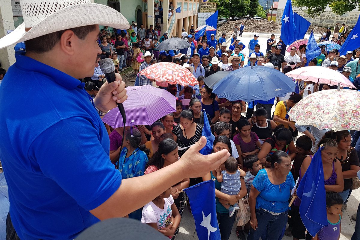LissiCano's tweet photo. #Curaren demostró q @JuanOrlandoH, Cristóbal Rubio y #23RayaContinua vamos arrasar el 26 de nov.#4AñosMas #AdelanteJOH #VoyConTodosLosAzules https://t.co/5AENTkf5TN