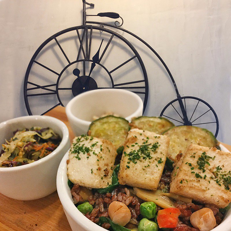 SliceHighSt's tweet photo. Hello veggie lovers! Come by and try our  #PiaBrownbowl - made with brown rice, loads of veggies and tofu. #slicecafeph #bgc #uptown #smaura https://t.co/dfUrG4A48s